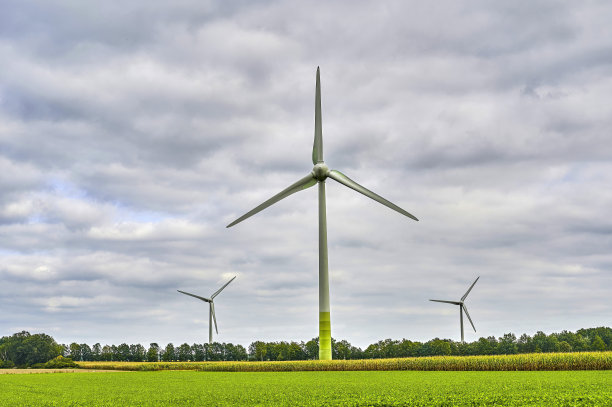 用于环保能源生产的风力涡轮机。图片下载