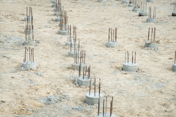 整体基础与金属加固。新工地完成后的混凝土桩基础。图片下载