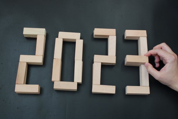 数字2023写在木块上。2023年新年伊始。新年准备，新生活，新事业，计划，目标，战略概念。图片下载