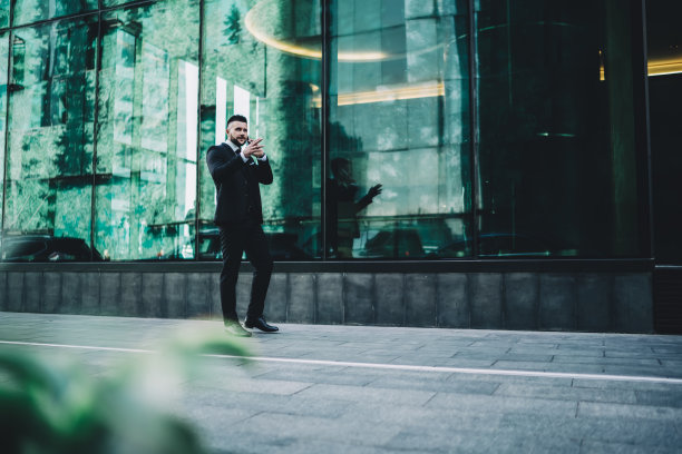 积极的经理在大楼外用智能手机通话图片下载