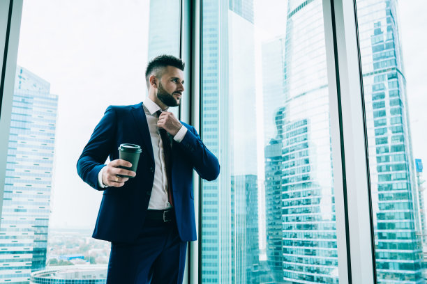 在工作场所喝咖啡的商人图片下载