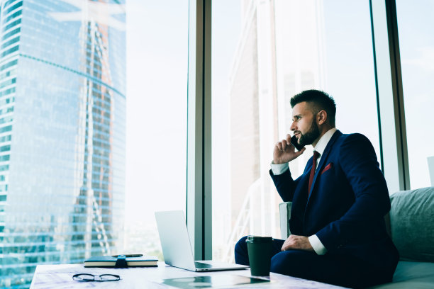 老板在办公室用智能手机聊天图片下载