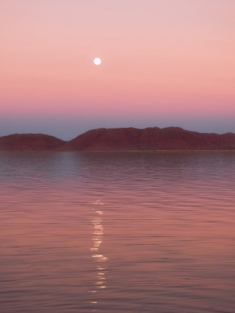 月亮从阿盖尔湖升起图片下载