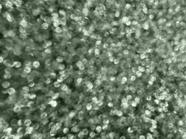 白色闪光的散光。黑色灰色白色银色闪光纹理背景。闪闪发光的包装纸与亮片和闪闪发光。节日的散景和闪光。绿色的色彩图片下载