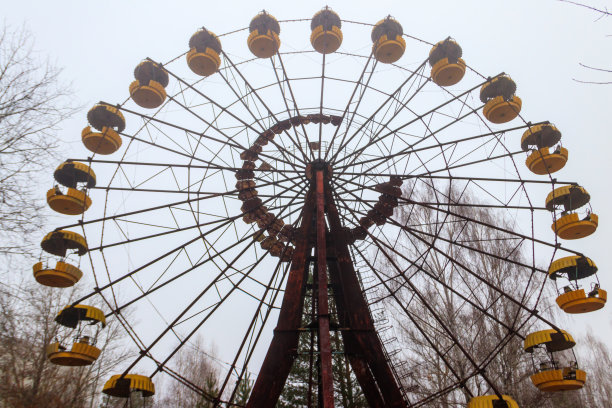 乌克兰切尔诺贝利禁区的鬼城普里皮亚季游乐园里的废弃摩天轮图片下载