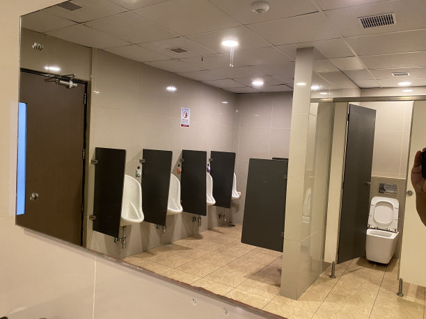 现代化厕所，男厕白色陶瓷小便池，卫生自动节水电子冲水器。尿感器图片下载