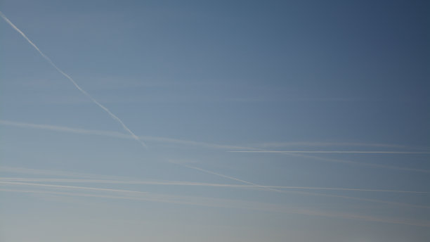 航迹或化学痕迹在斯洛文尼亚的天空图片下载