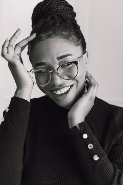 迷人的年轻女子站在家里，微笑着感觉幸福的肖像概念图片下载