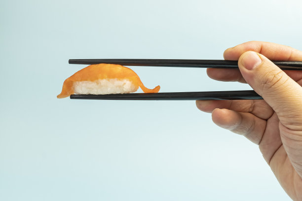 日本传统料理。寿司与橙色三文鱼片隔离在白色背景。asianfood图片下载