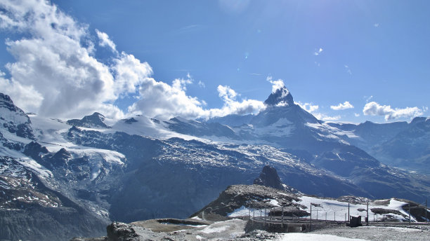马特洪峰(Matterhorn)是阿尔卑斯山脉的一座山峰，山峰几乎是对称的金字塔状，高度为14,692'(4,478米)。图片下载