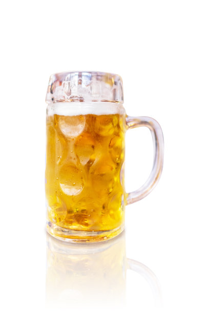 一杯白色背景的啤酒图片下载
