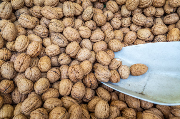 卡车里有一堆核桃图片下载