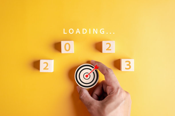 目标计划明年2023概念，手放木块块装载进度从2023到倒计时圣诞快乐和新年快乐。图片下载