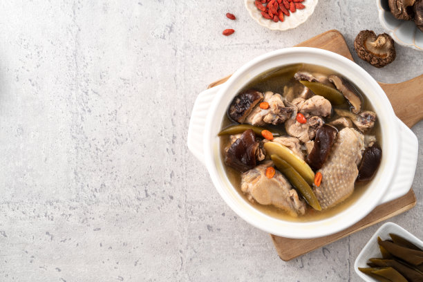 美味的台湾去皮青辣椒香菇枸杞鸡汤。图片下载