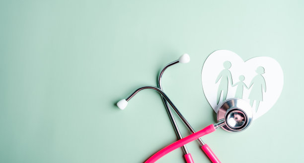 纸家庭剪纸显示在手听诊器，家庭家园，寄养，无家可归者的支持，保护，卫生保健，世界精神卫生日，家庭健康检查的概念图片下载