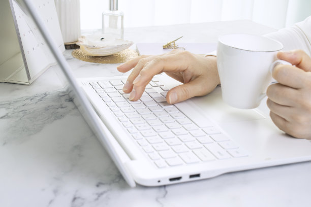 一个女人拿着杯子的手图片下载