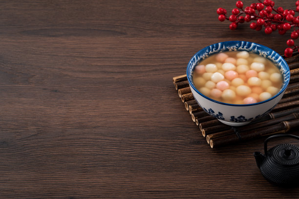 红白汤圆配糖浆汤。图片下载