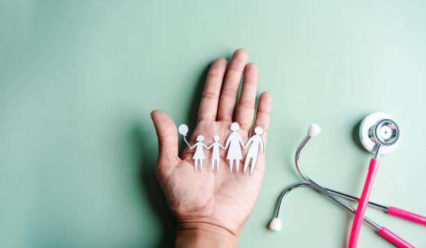 纸家庭剪纸显示在手听诊器，家庭家园，寄养，无家可归者的支持，保护，卫生保健，世界精神卫生日，家庭健康检查的概念图片下载