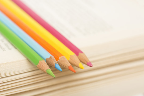 打开书和五支彩色铅笔图片下载