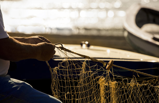 来自地中海的渔民手中的渔具图片下载