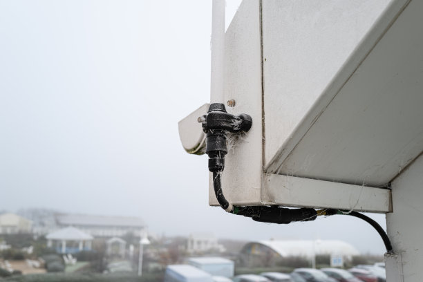 在一个寒冷的早晨，在一个度假中心看到的WiFi天线的浅焦点。图片下载