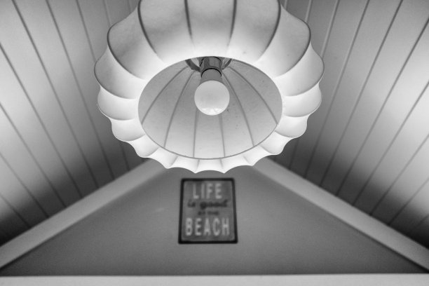 在度假别墅看到的织物灯罩的单色视图。图片下载