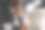 微笑的女人在办公室的笔记本电脑上打字图片下载