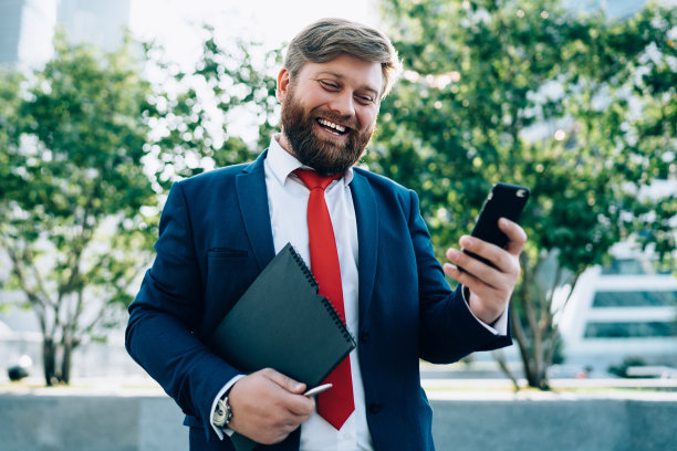 经理站在公园与合伙人进行视频通话图片下载