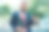 经理站在公园与合伙人进行视频通话图片下载