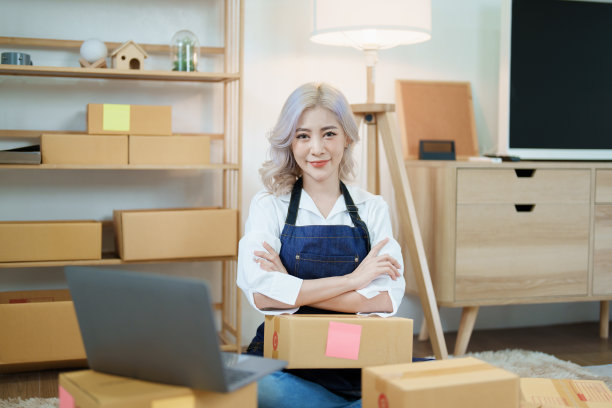 创业创业的独立亚洲妇女微笑着用电脑笔记本电脑与愉快的成功网上营销包装盒项目和中小企业交付的概念图片下载