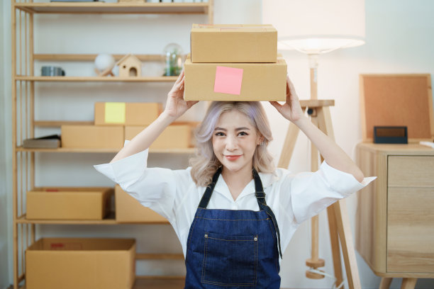 创业创业的独立亚洲妇女微笑着用电脑笔记本电脑与愉快的成功网上营销包装盒项目和中小企业交付的概念图片下载