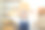 创业创业的独立亚洲妇女微笑着用电脑笔记本电脑与愉快的成功网上营销包装盒项目和中小企业交付的概念图片下载