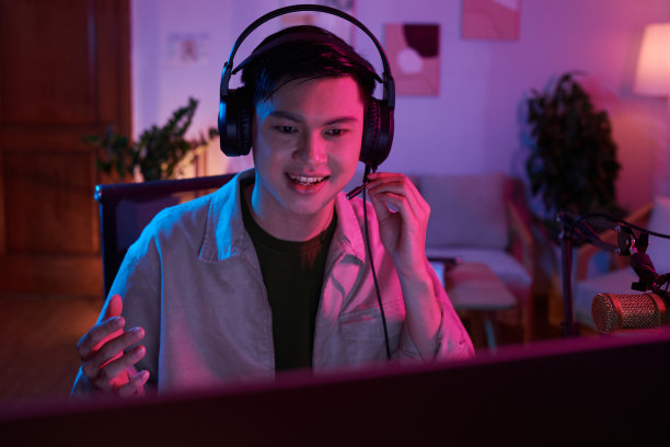 少年用麦克风讲话图片下载