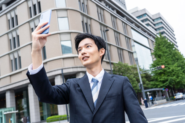 商人在商业区使用智能手机图片下载