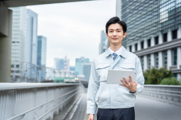 穿着工作服的男人在商业区摆姿势图片下载