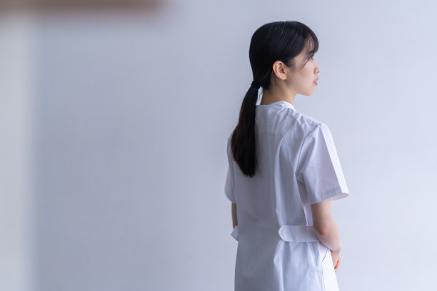 穿着白色护士服的女人图片下载