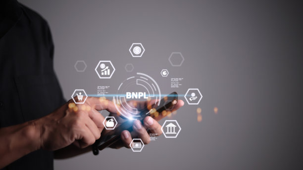 商人们拿着带有BNPL图标的智能手机，使用在线购物图标技术。先买后付的网购概念。图片下载