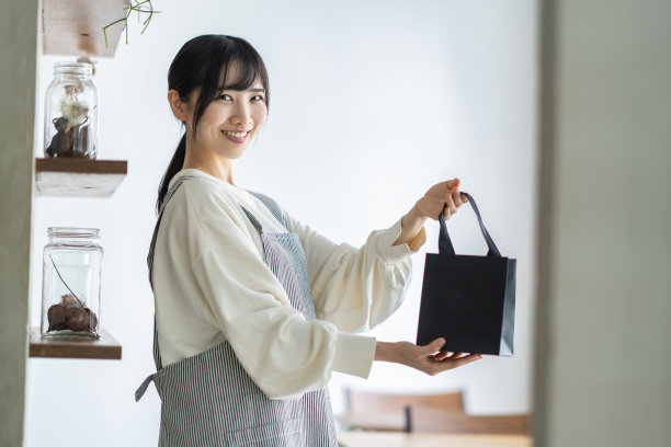 穿着围裙的店员图片下载