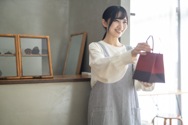 穿着围裙的店员图片下载