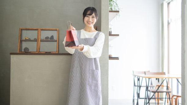 穿着围裙的店员图片下载