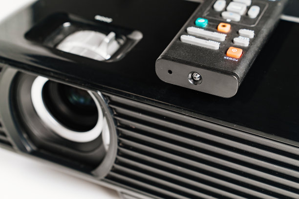 黑色通用视频投影仪与远程控制图片下载