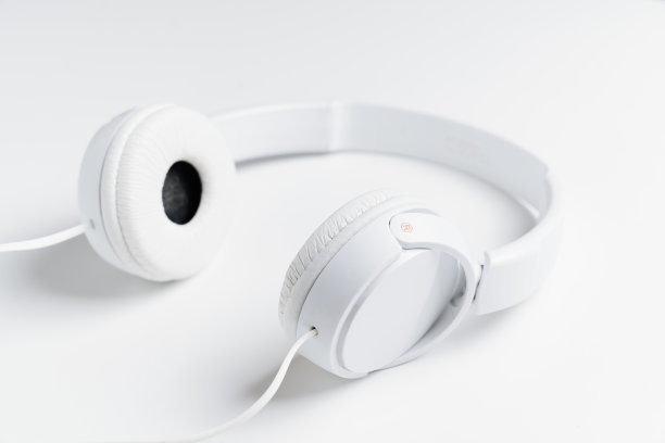 白色背景的白色耳塞耳机。音乐设备。图片下载