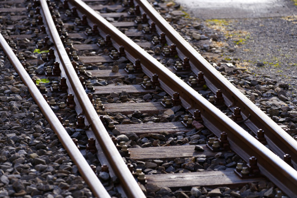 Close-up of railway switch of narrow gauge railway at train station Versam- Safien, Canton Graubünden, on a sunny autumn day.图片下载