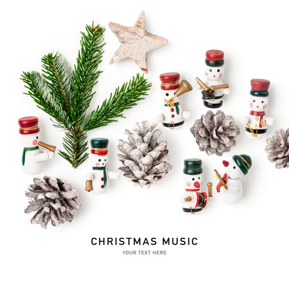 雪人在演奏乐器，冷杉树枝和松果。圣诞装饰图片下载