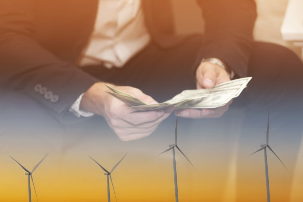 太阳能电池板与风力涡轮机发电-可替代的可再生能源概念图片下载