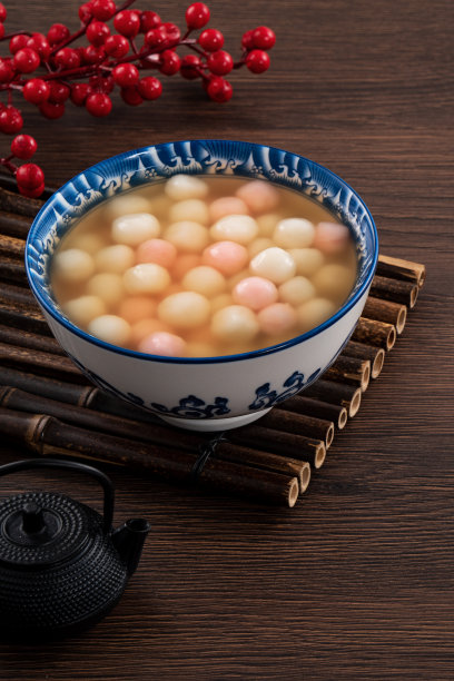 红白汤圆配糖浆汤。图片下载