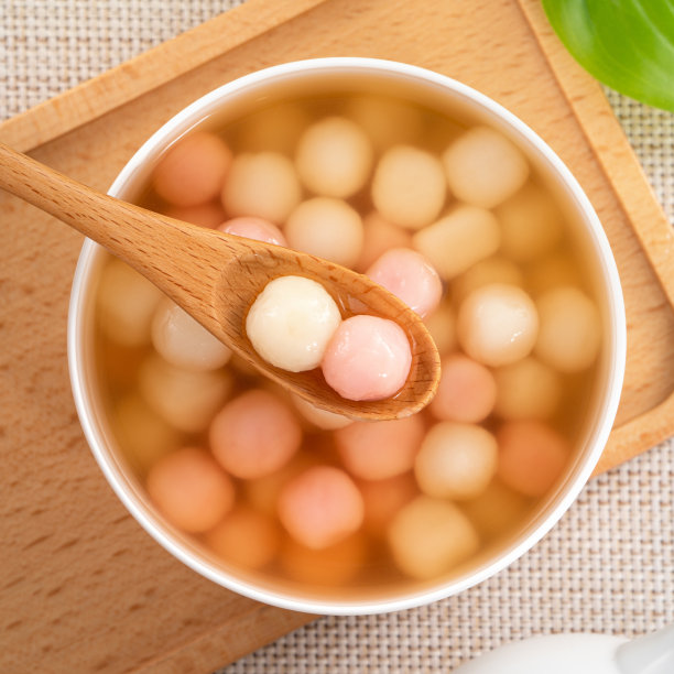 红白汤圆配糖浆汤。图片下载