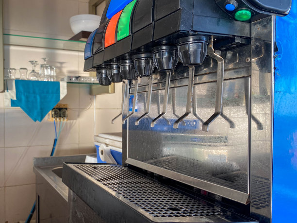 在咖啡馆、快餐店里用许多水龙头倒汽水和柠檬水的软饮料的装置图片下载