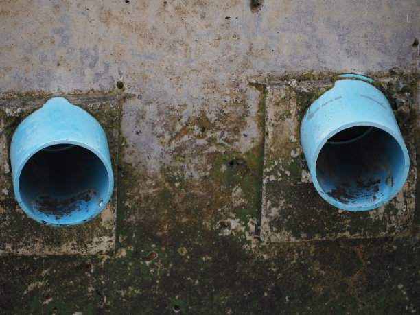 黑灰白墙，蓝水管，白光。图片下载