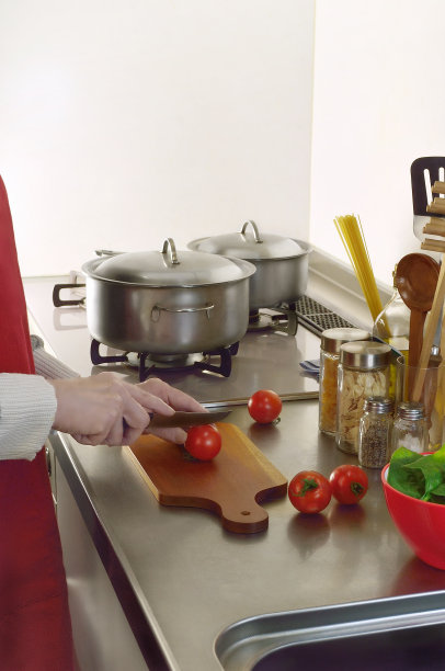 与穿红围裙的女人一起做饭的图片图片下载